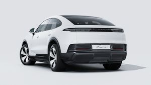 Надворешен приказ на Cayenne Coupé Electric кој ги прикажува задната и левата страна на автомобилот