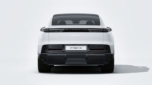 Надворешен поглед на Cayenne Coupé Electric кој го прикажува задниот дел на автомобилот
