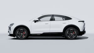 Надворешен приказ на Cayenne Turbo Coupé Electric кој ја покажува левата страна на автомобилот