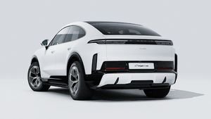 Надворешен приказ на Cayenne Turbo Coupé Electric кој ги прикажува задната и левата страна на автомобилот