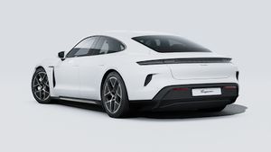 Надворешен приказ на Taycan Turbo кој ги прикажува задната и левата страна на автомобилот