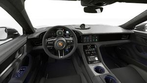 Внатрешен приказ што ги прикажува воланот и контролната табла на Taycan Turbo GT