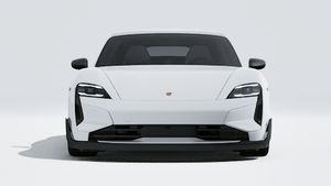 Надворешен поглед на Taycan Turbo GT кој го прикажува предниот дел на автомобилот