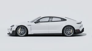 Надворешен приказ на Taycan Turbo GT кој ја покажува левата страна на автомобилот