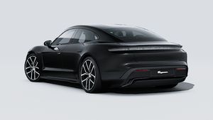 Надворешен приказ на Taycan Black Edition кој ги прикажува задната и левата страна на автомобилот