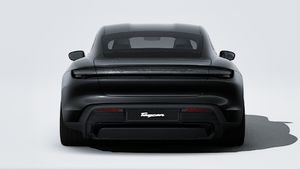 Надворешен поглед на Taycan Black Edition кој го прикажува задниот дел на автомобилот