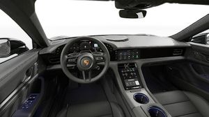 Внатрешен приказ што ги прикажува воланот и контролната табла на Taycan 4S Black Edition