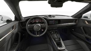 Vue de l'intérieur montrant le volant et le tableau de bord d'un véhicule de transport de marchandises. 911 Turbo S