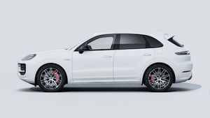 Vue extérieure de Cayenne S E-Hybrid Black Edition montrant le côté gauche de la voiture