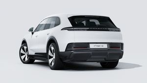 Vue extérieure de Cayenne Electric montrant l'arrière et le côté gauche de la voiture