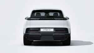 Vue extérieure de Cayenne Electric montrant l'arrière de la voiture