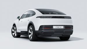 Vue extérieure de Cayenne Coupé Electric montrant l'arrière et le côté gauche de la voiture