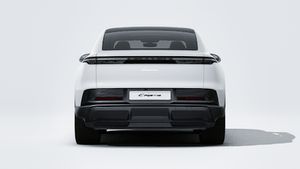 Vue extérieure de Cayenne Coupé Electric montrant l'arrière de la voiture