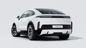 Vue extérieure de Cayenne Turbo Coupé Electric montrant l'arrière et le côté gauche de la voiture
