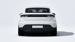 Vue extérieure de Macan Electric montrant l'arrière de la voiture
