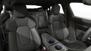 Vue intérieure montrant les sièges avant de Taycan Turbo S