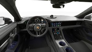 Vue de l'intérieur montrant le volant et le tableau de bord d'un véhicule de transport de marchandises. Taycan Turbo GT
