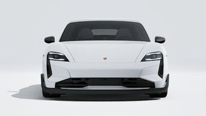 Vue extérieure de Taycan Turbo GT montrant l'avant de la voiture