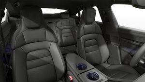 Vue intérieure montrant les sièges avant de Taycan 4S Black Edition