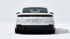Vue extérieure de Panamera 4 E-Hybrid montrant l'arrière de la voiture
