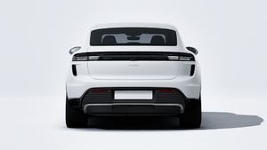 Exterior view of Macan Turbo showing the rear of the car