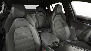 Interior view showing the front seats of Panamera 4
