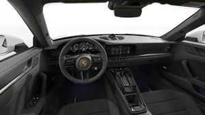 Vista interior que muestra el volante y el salpicadero de 911 Carrera GTS
