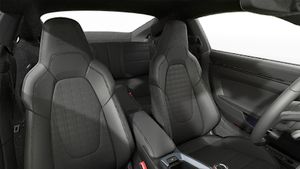 Vista interior de los asientos delanteros del 911 Carrera T