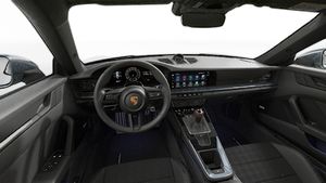 Vista interior que muestra el volante y el salpicadero de 911 Carrera T