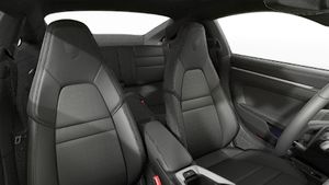 Vista interior de los asientos delanteros del 911 Carrera S