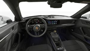 Vista interior que muestra el volante y el salpicadero de 911 GT3 with Touring Package