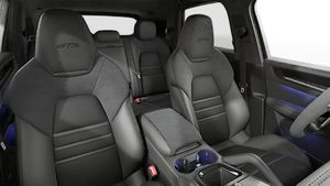 Vista interior de los asientos delanteros del Cayenne GTS