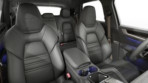Vista interior de los asientos delanteros del Cayenne Turbo E-Hybrid
