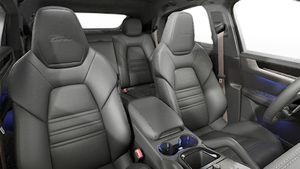 Vista interior de los asientos delanteros del Cayenne Turbo E-Hybrid Coupé