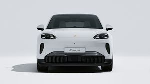 Vista exterior de Cayenne Coupé Electric mostrando la parte delantera del coche