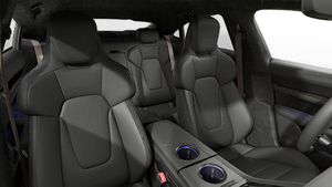Vista interior de los asientos delanteros del Taycan Turbo