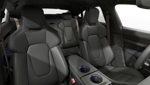 Vista interior de los asientos delanteros del Taycan Turbo S