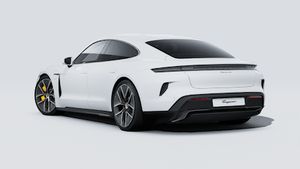 Vista exterior de Taycan Turbo S mostrando la parte trasera y el lado izquierdo del coche