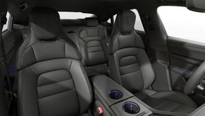 Vista interior de los asientos delanteros del Taycan 4 Black Edition