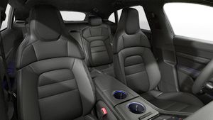 Vista interior de los asientos delanteros del Taycan 4 Cross Turismo