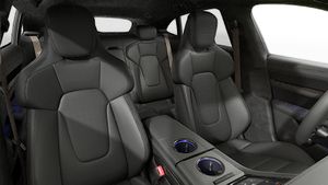 Vista interior de los asientos delanteros del Taycan Turbo Cross Turismo