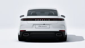 Vista exterior de Panamera 4 E-Hybrid mostrando la parte trasera del coche