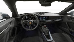 Vue de l'intérieur montrant le volant et le tableau de bord d'un véhicule de transport de marchandises. 911 Carrera T