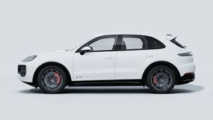 Vue extérieure de Cayenne GTS montrant le côté gauche de la voiture
