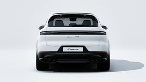 Vue extérieure de Cayenne GTS montrant l'arrière de la voiture