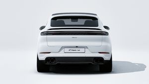 Vue extérieure de Cayenne Turbo E-Hybrid Coupé montrant l'arrière de la voiture