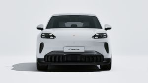 Vue extérieure de Cayenne Electric montrant l'avant de la voiture