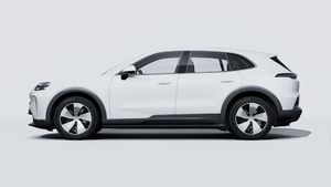 Vue extérieure de Cayenne Electric montrant le côté gauche de la voiture