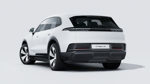 Vue extérieure de Cayenne Electric montrant l'arrière et le côté gauche de la voiture