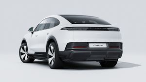 Vue extérieure de Cayenne Coupé Electric montrant l'arrière et le côté gauche de la voiture